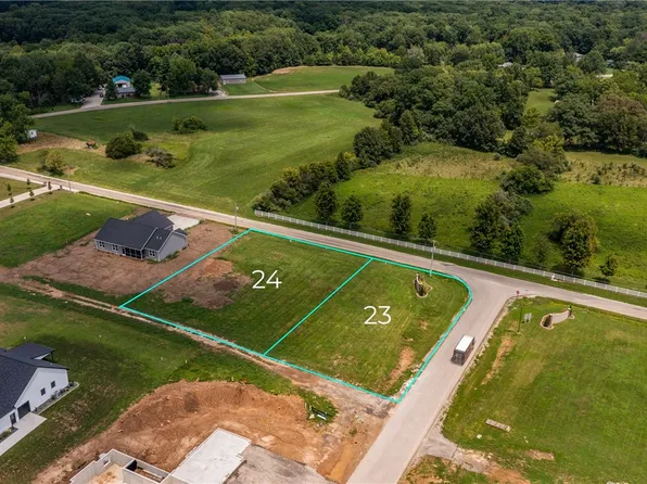 24 N Country Club Rd, Effingham, IL 62401