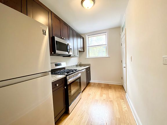 2nd image of 1628 W Lunt Ave #1A