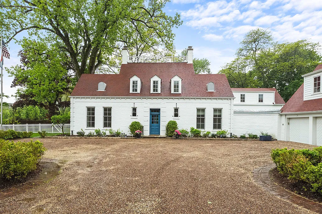 310 Maple Row photo 1