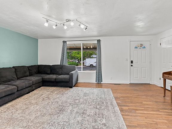 3rd image of 998 E Oak Dr