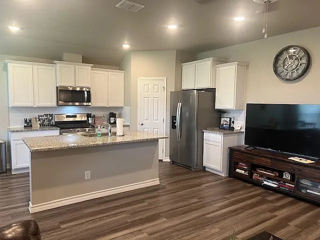 4 bed, 2.0 bath, 1663 sqft, $2,700 — Photo 3
