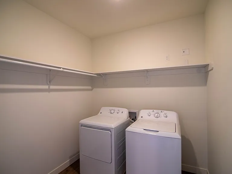 Earl Studio 481 sq ft SB Studio Laundry