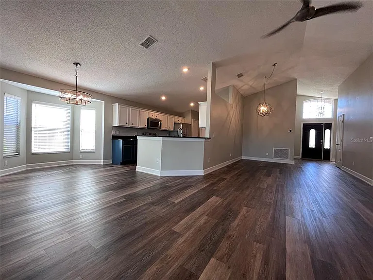 3705 Seminole Dr — Photo 2