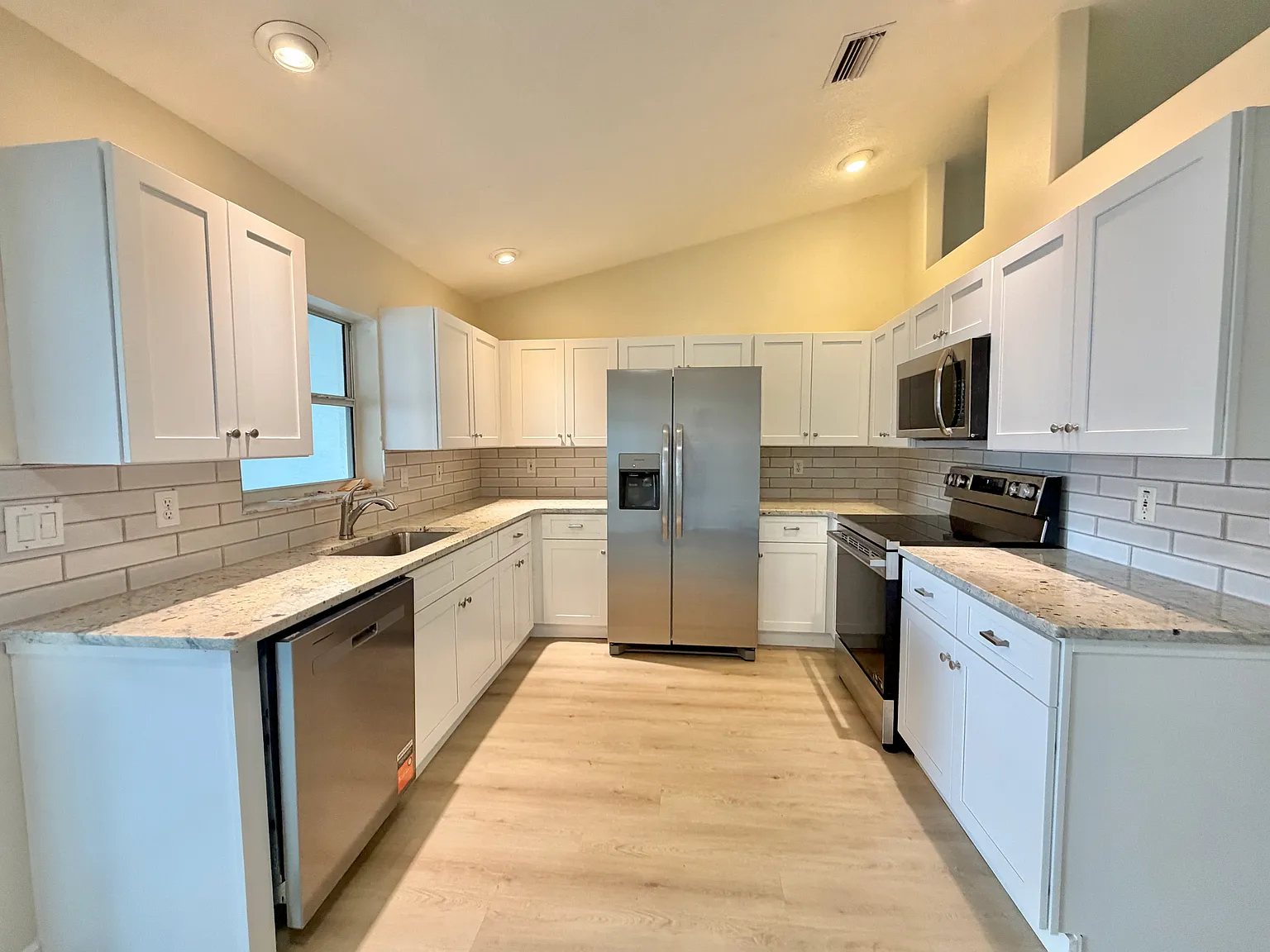 3 bed, 1274 sqft, $1,600 — Photo 3