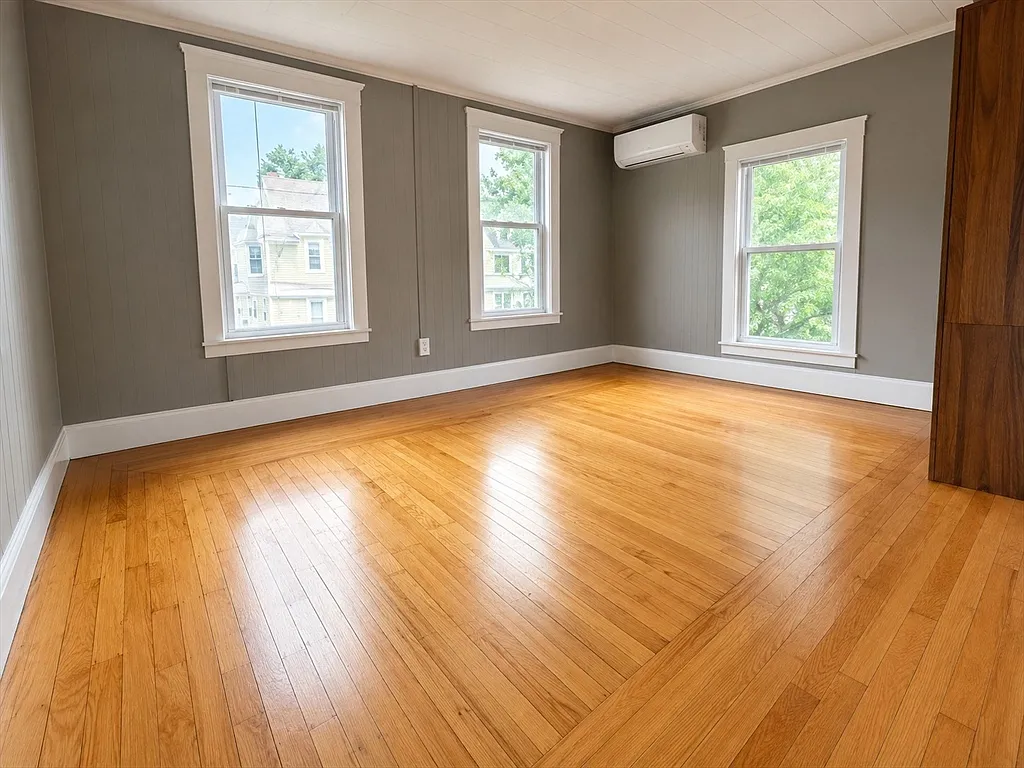 3 bed, 1.0 bath, 1100 sqft, $2,700 — Photo 3
