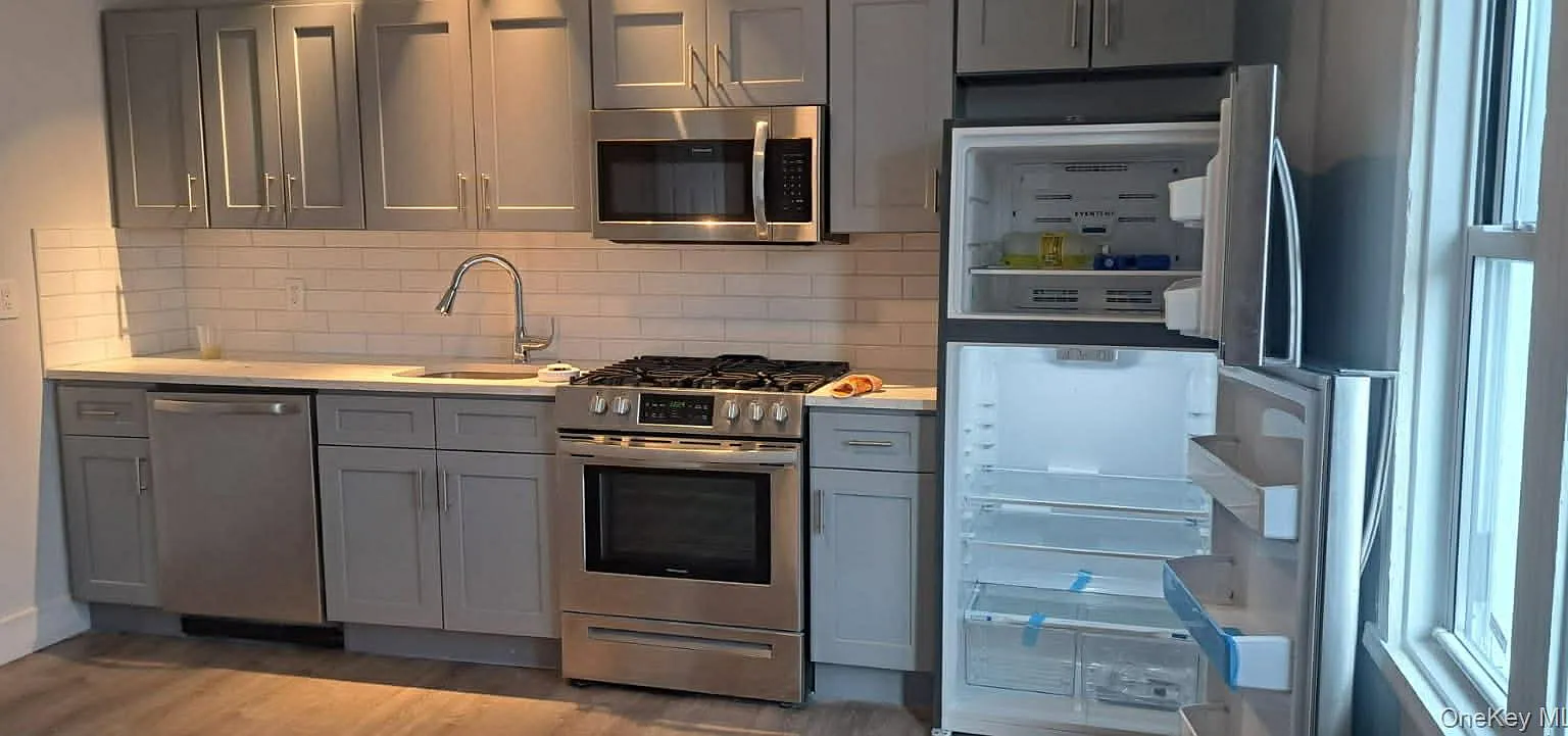 3 bed, 1.0 bath, 900 sqft, $3,200 — Photo 1