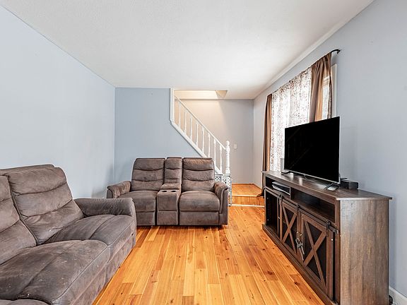 3rd image of 18006 Oakwood Ave