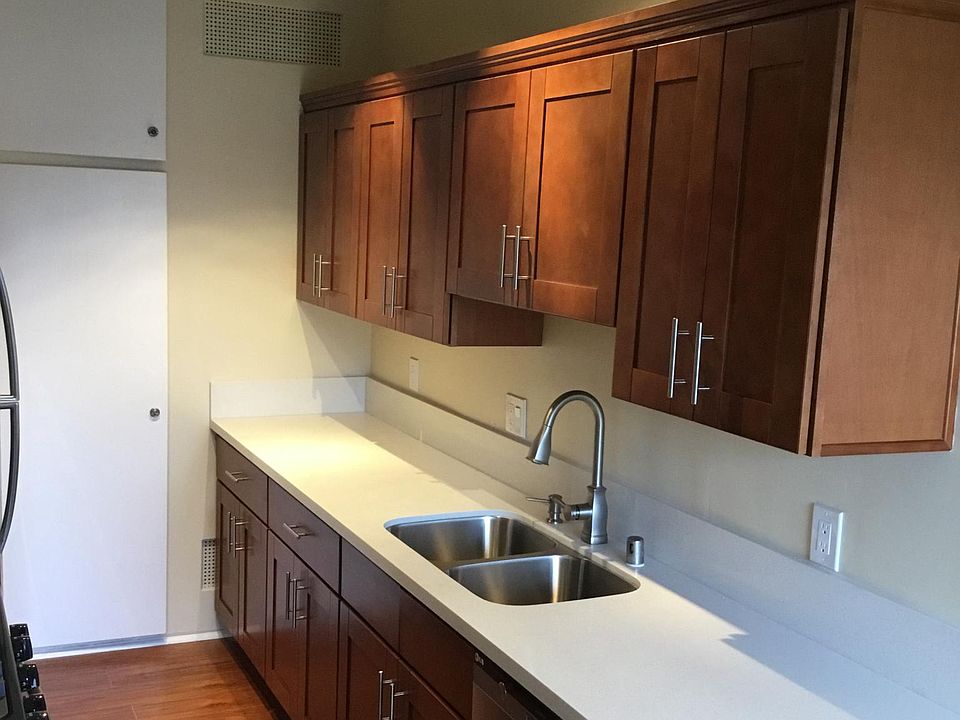White caesarstone quartz counters