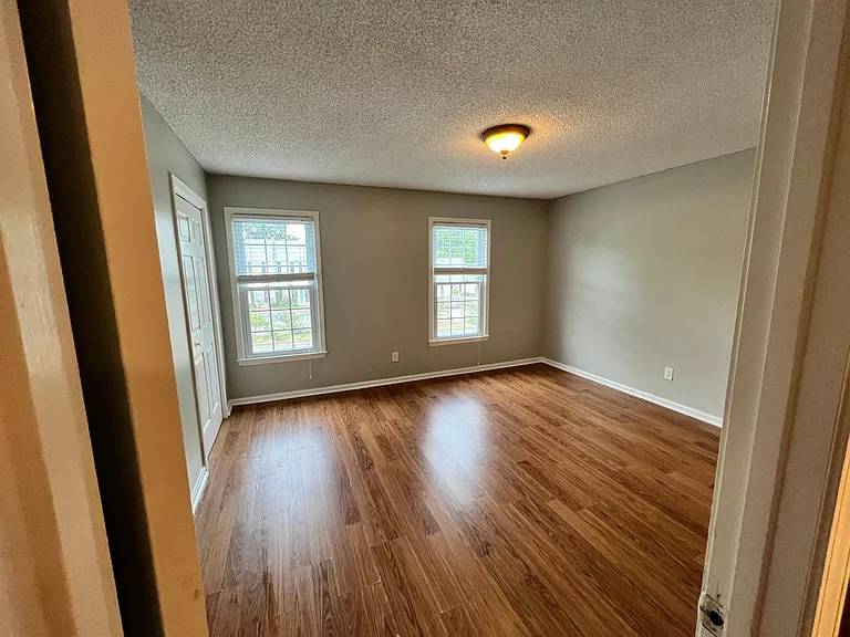 700 Coventry Ln #J — Photo 11