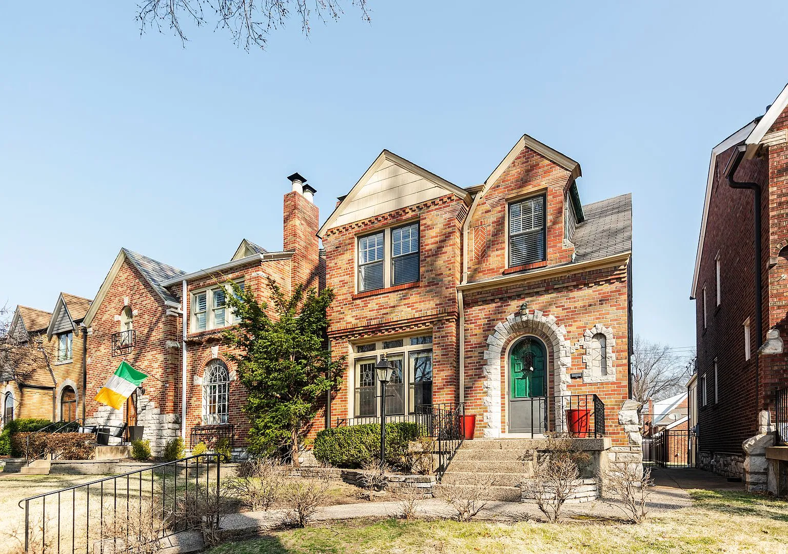 Beautiful 3 Bedroom 2 Bathroom Home — Photo 1