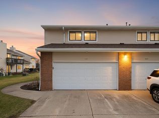 1035 Hidden Lake Dr, Buffalo Grove, IL