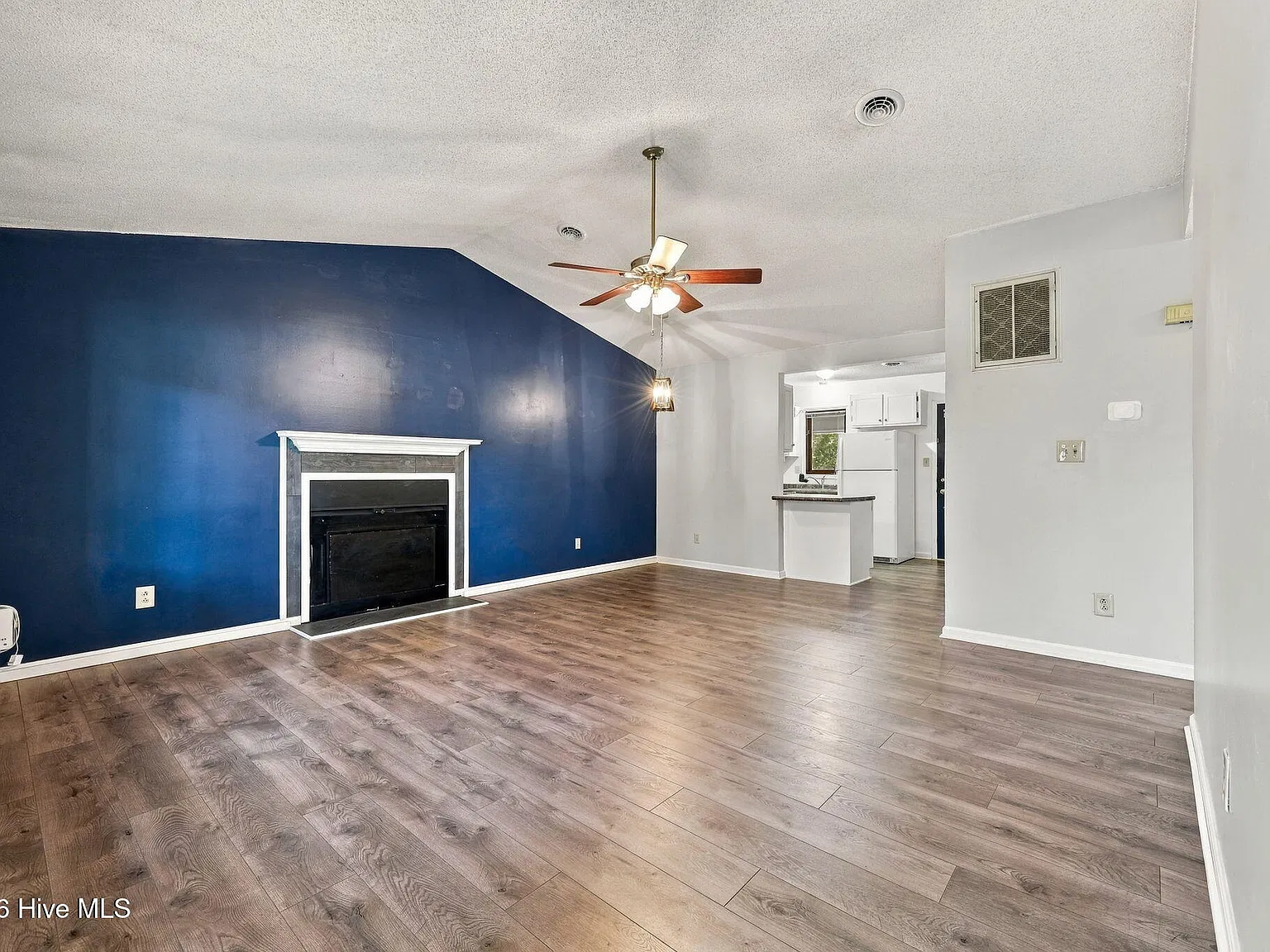 2 bed, 1.0 bath, $1,275 — Photo 4