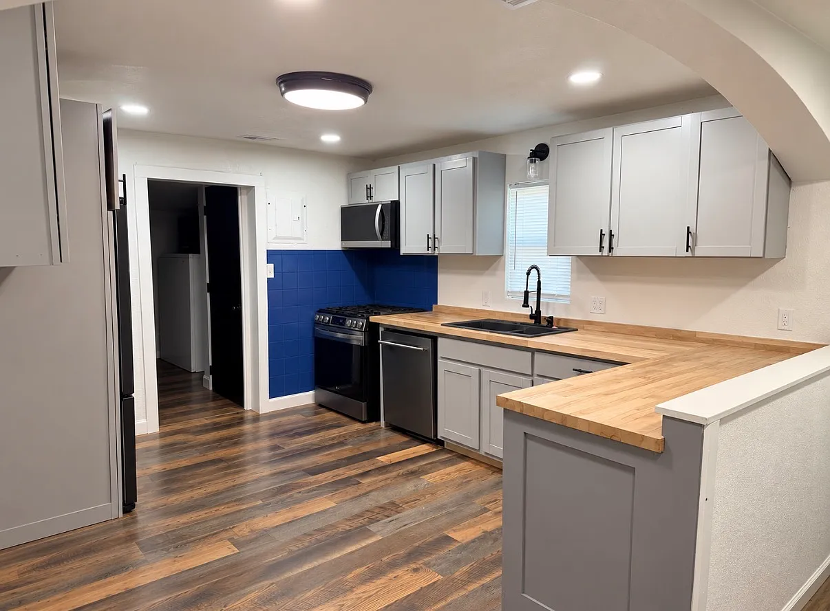 2 bed, 1.5 bath, 825 sqft, $1,100 — Photo 2