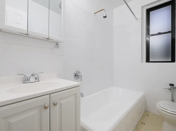 2685 Creston Avenue image 5 of 8