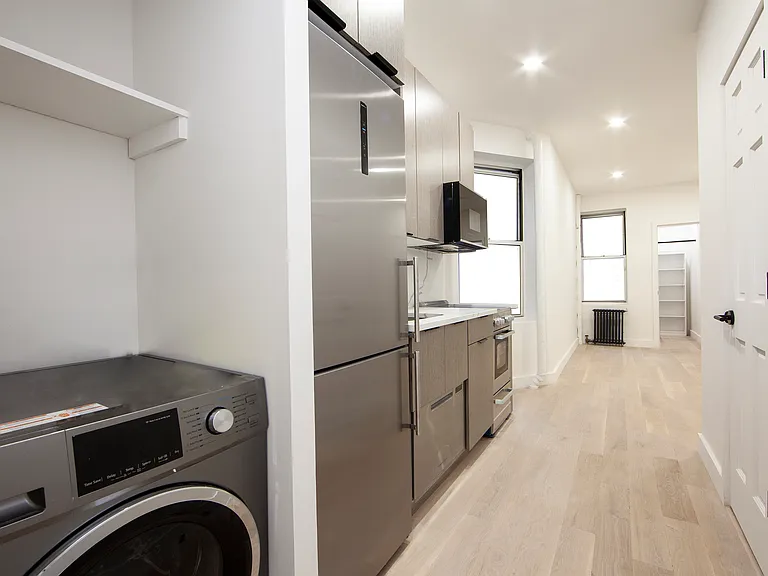 219 E 10th St #3D — Photo 5
