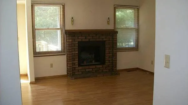 3 bed, 1.5 bath, 1300 sqft, $1,900 — Photo 3