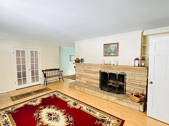 4th image of 1077 Woodlawn Ave