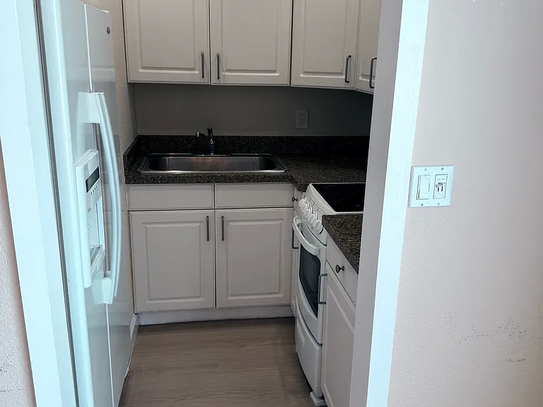 815 Middle River Dr — Photo 11