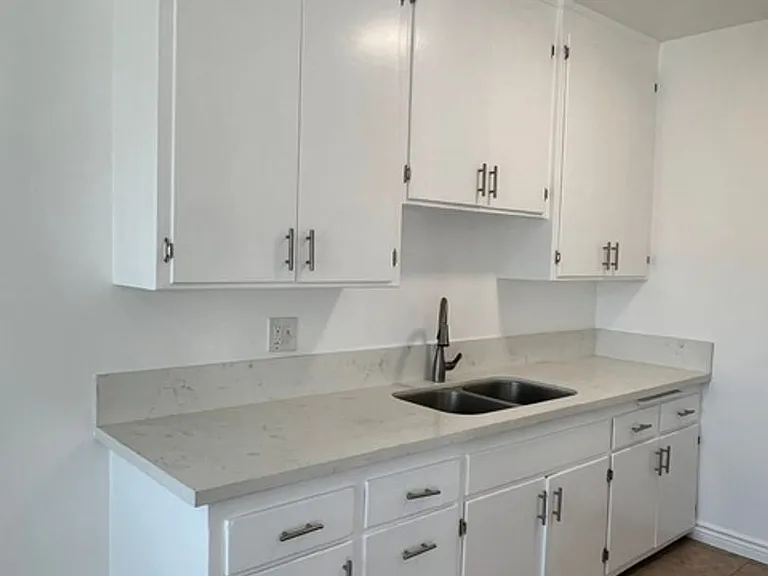 905 Edgewood St — Photo 6