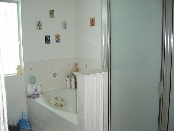 Seperate tub/ shower