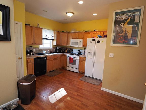 3rd image of 2111 Lakeshore Dr