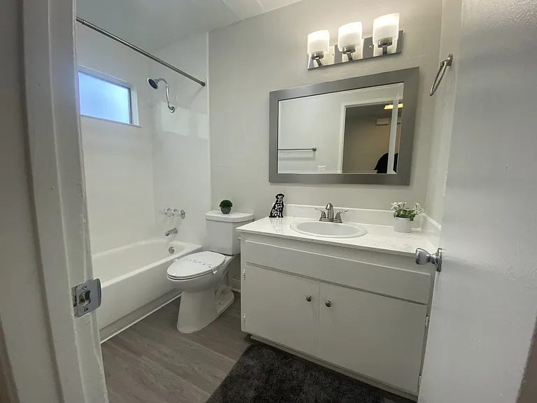 Chateau Woodley Hart Apartments — Photo 27