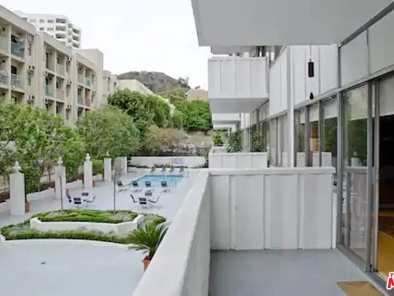 7135 Hollywood Blvd #203 — Photo 21