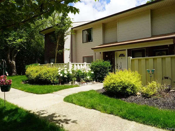 972 Skyline Drive #972, Coram, NY 11727