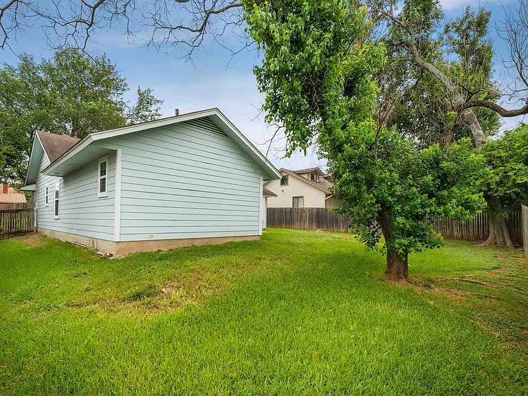 16336 Edgemere Dr — Photo 21