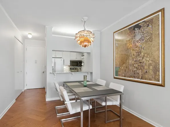 530 East 76th Street 17K image 2 of 11