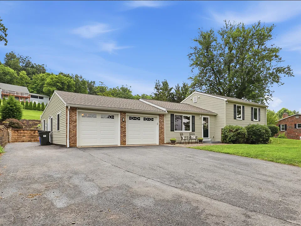 6113 Elaine Dr