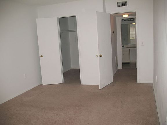 Bedroom w/walk in closet