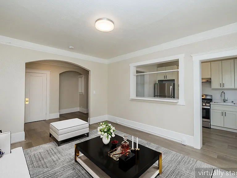 240 Grand — Photo 3