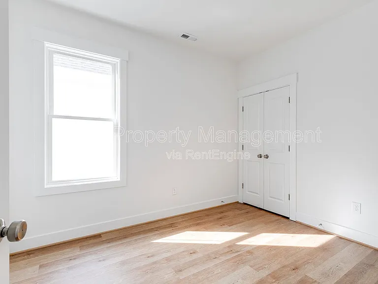 211 E 15th St — Photo 31
