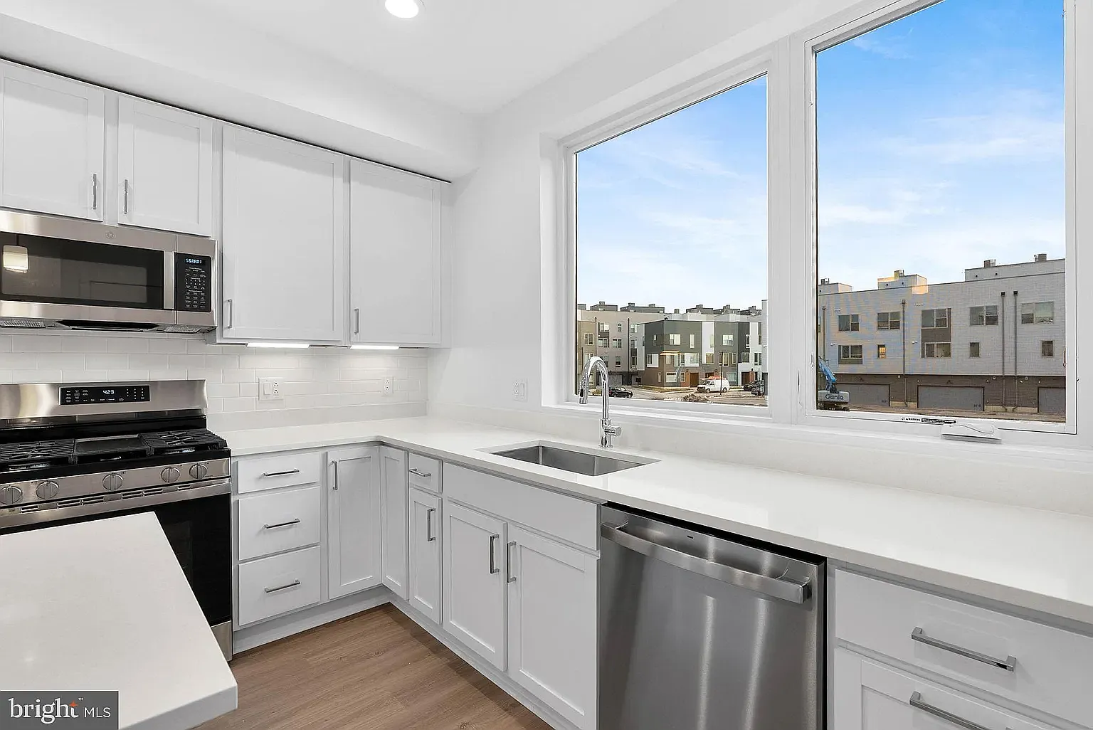 3 bed, 3.5 bath, 1883 sqft, $3,300 — Photo 4