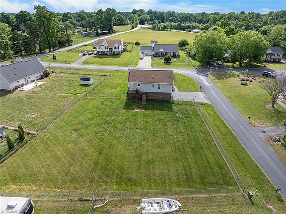 4th image of 136 Central Ridge Ct
