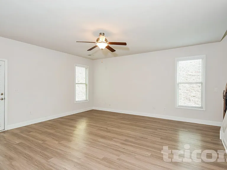 584 Ireland Ln — Photo 3