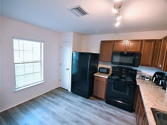 3rd image of 305 NE 23rd Place Cpe