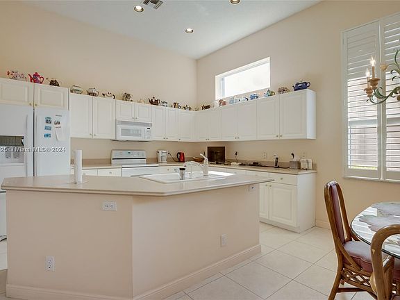 3rd image of 6987 Fairway Lakes Dr