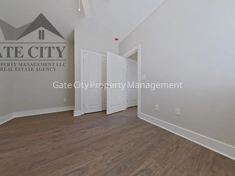 306 Oakwood St — Photo 5