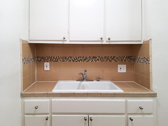 2nd image of 568 1/2 N Kingsley Dr