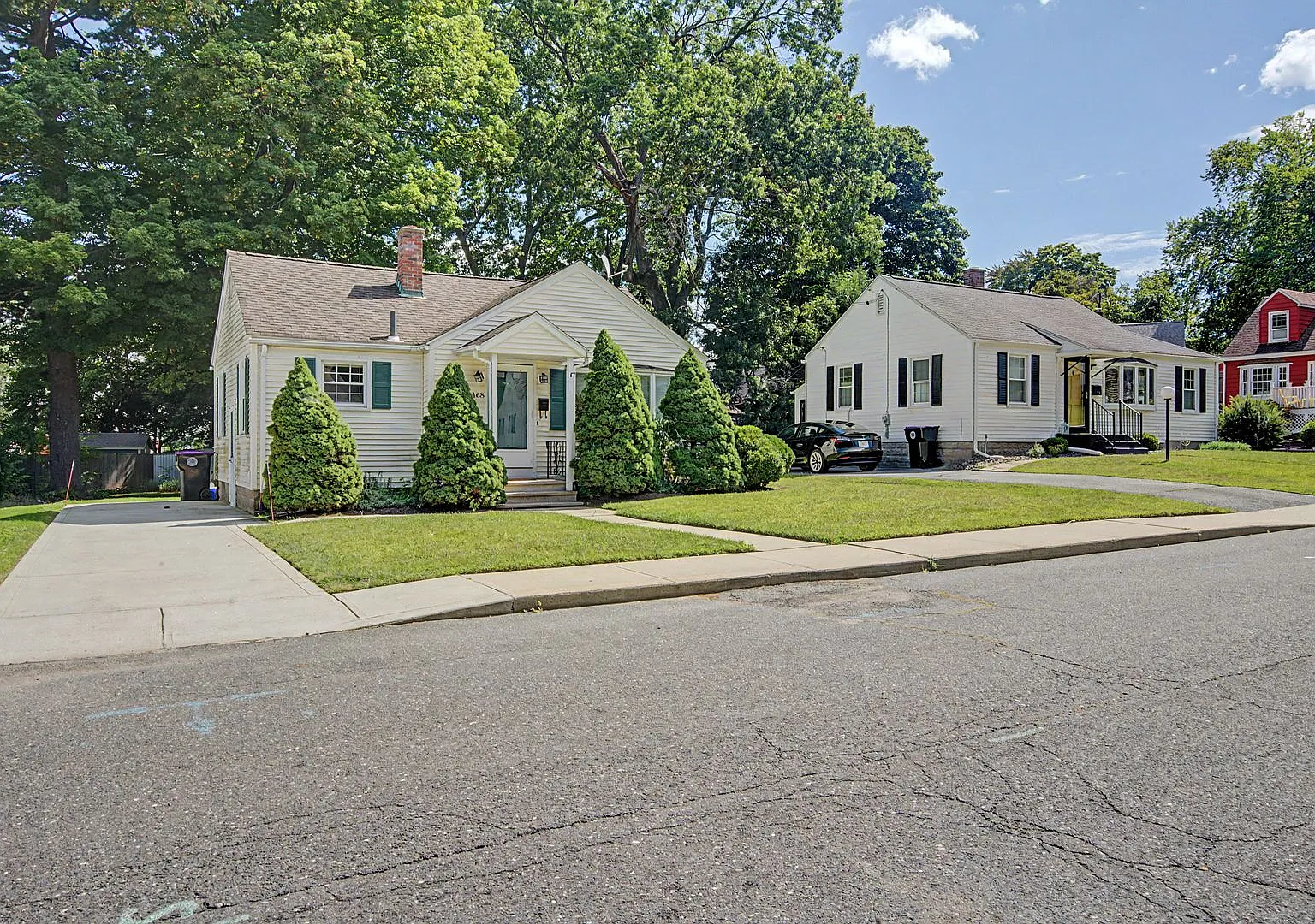 Cozy 2 Bedrooms Single-Family Home for Rent in Holyoke! — Photo 2
