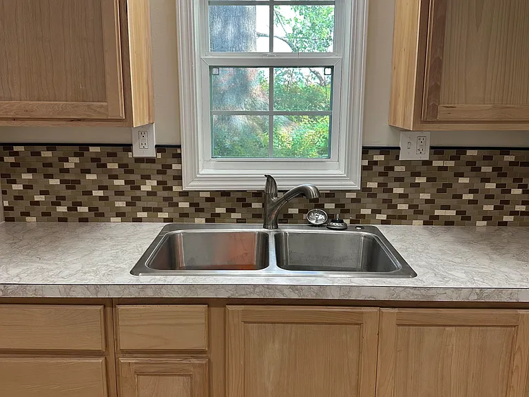 1184 Niagara Ave — Photo 8