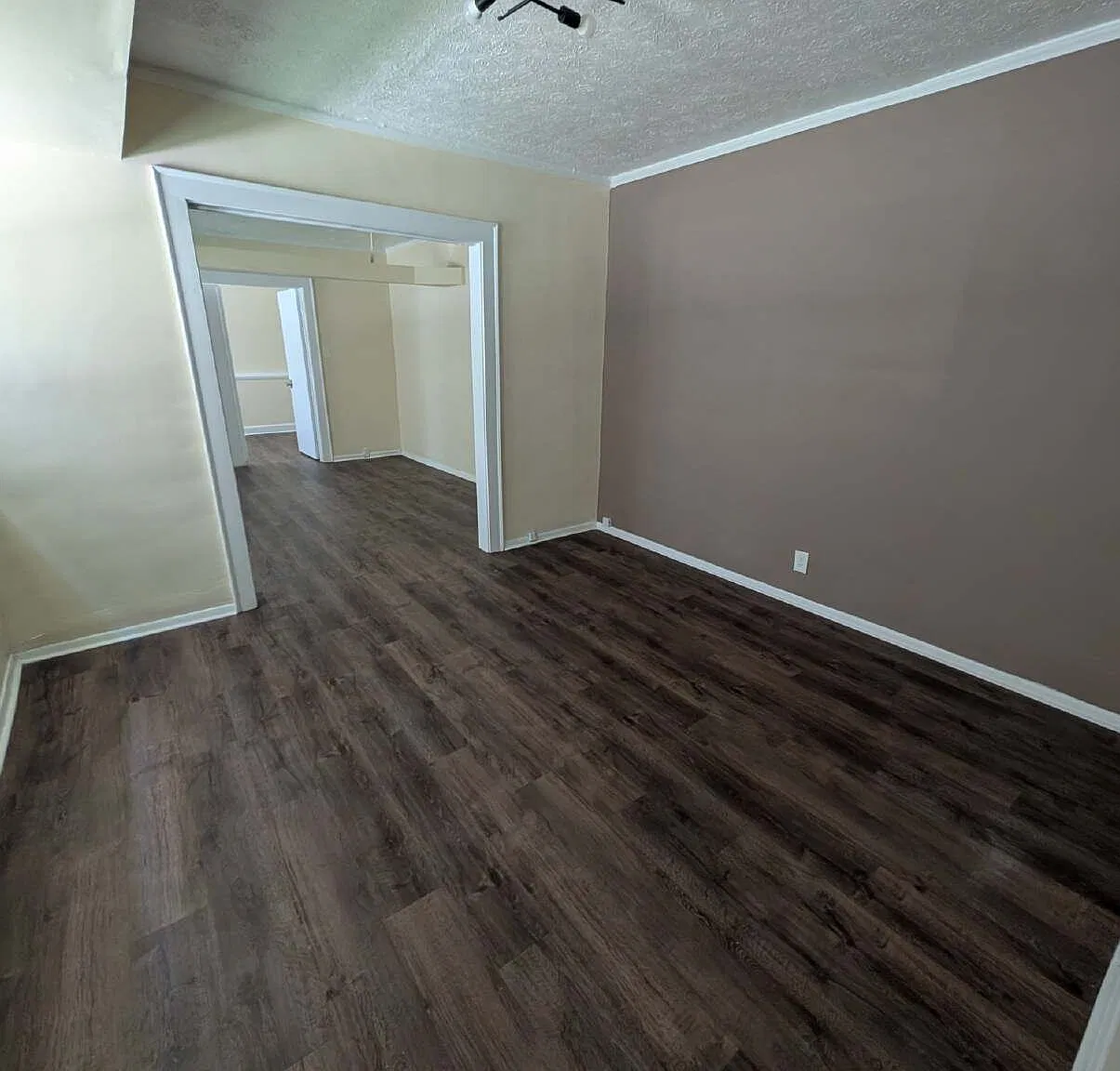 2 bed, 1.0 bath, $1,095 — Photo 2