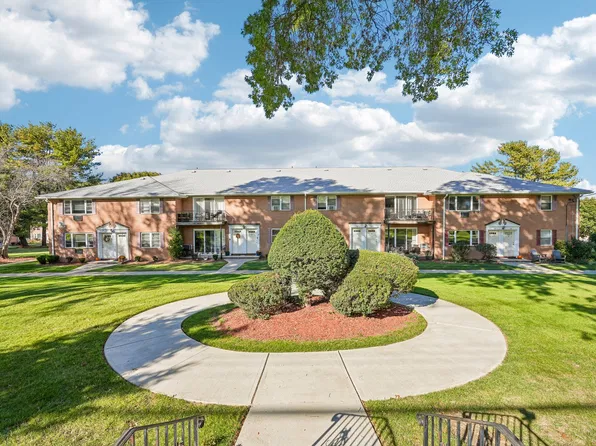 Randolph Village, 342 Quaker Church Rd, Randolph, NJ 07869