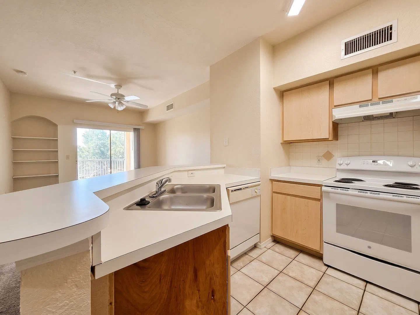 1 bed, 1.0 bath, 674 sqft, $1,150 — Photo 4