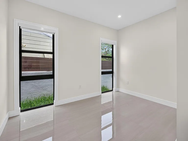 704 SW 9th St — Photo 33
