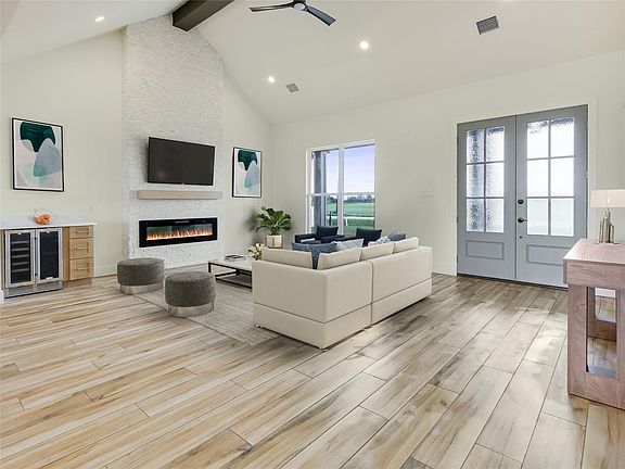 3rd image of 643 Chuckwagon Trl