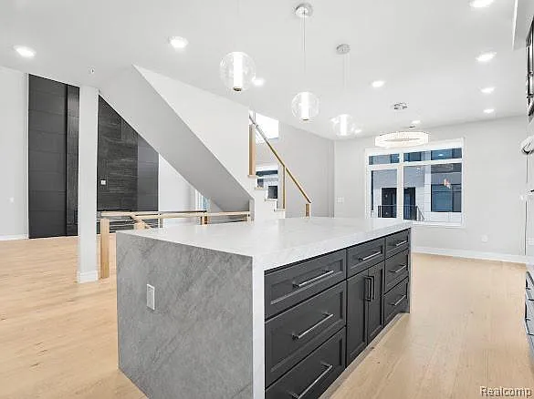4 bed, 3.5 bath, 3600 sqft, $7,900 — Photo 4