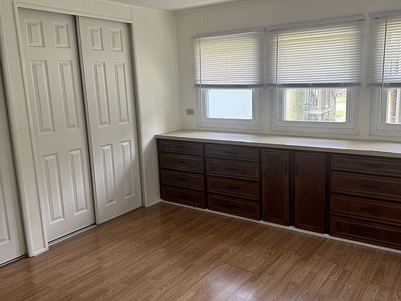 4th image of 957 W Independence St #24
